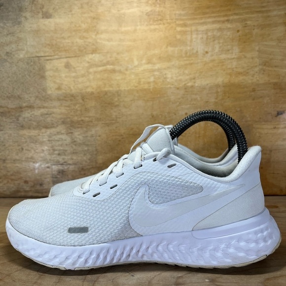 Nike Revolution 5 REFLECTIVE Womens SZ 7 Running Shoes Sneakers White BQ3207-104 - Picture 3 of 8
